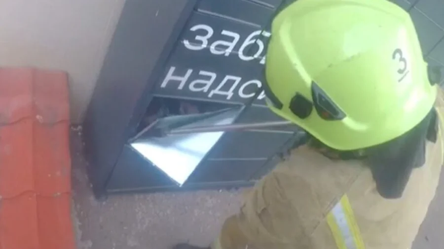 Дівчина у Рівному зачинилася…у поштоматі
