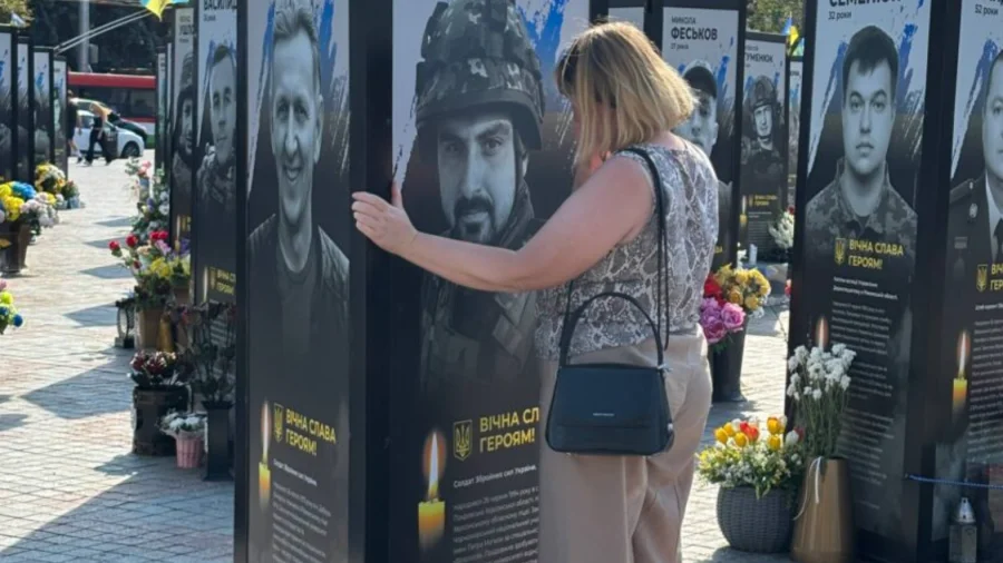 У центрі Рівного встановили 24 нові портрети полеглих Захисників України