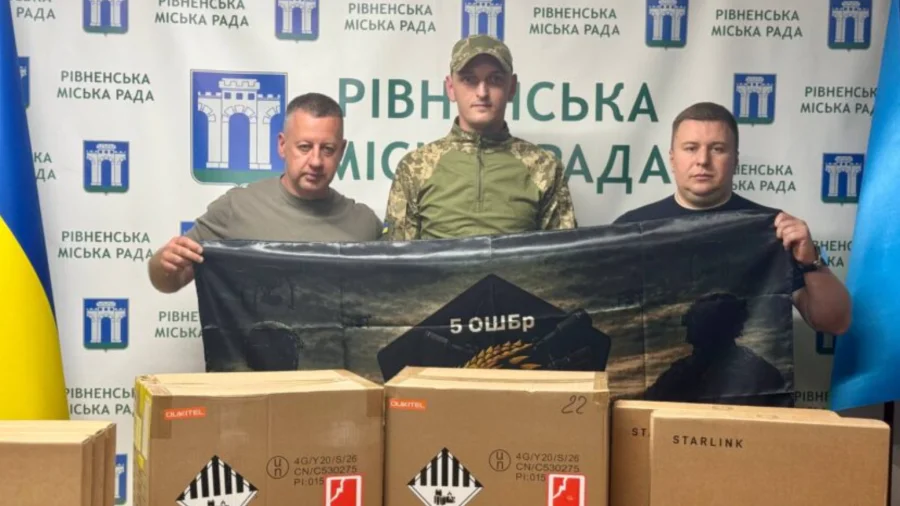 Рівне передало для військових 47 зарядних станцій та 39 супутникових систем
